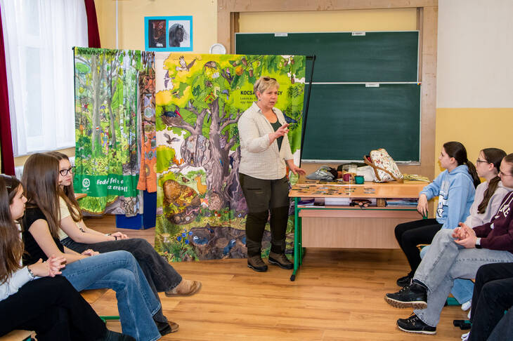 Iskol�ban az erd�